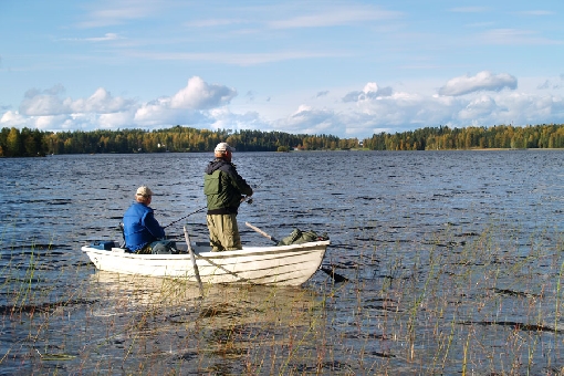 Der See Kuorevesi, Jämsä. Der September ist ein guter Angelmonat auf den Seen.