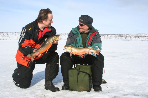 Pesca nel ghiaccio del salmerino sul lago Kaldoaivi a Utsjoki.