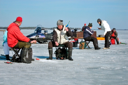 La pesca en hielo siempre es mejor en buena compañía.