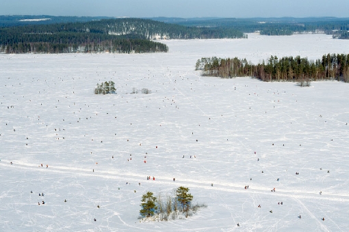 Eisfischer verteilen sich während der finnischen Meisterschaften auf dem Kallavesi auf dem Eis wie Ameisen.