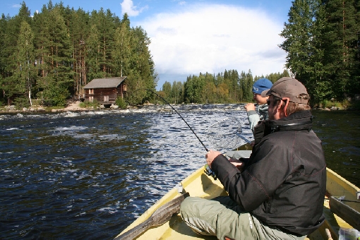 Järvialtaat yhtyvät toisiinsa kuohuvina koskina Järvi-Suomessa.  