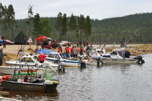 Un concurso de pesca a la cacea en el lago Rahajärvi, Inari.