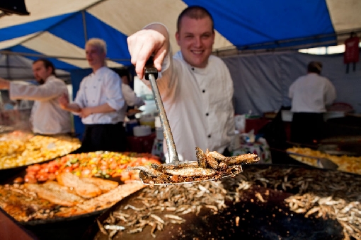 Las ferias de pescado ofrecen corégono blanco frito y pescado preparado de otras muchas formas exquisitas. Feria de pescado de Tampere.