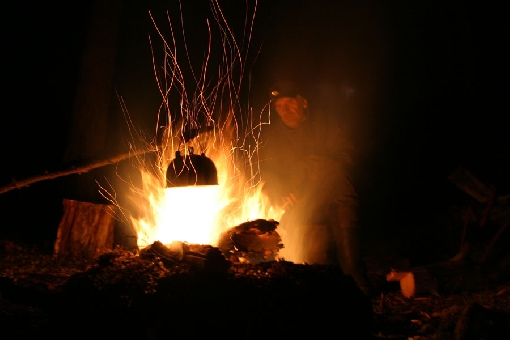 Siedzenie i medytowanie przy ognisku jest ważnym elementem wyprawy wędkarskiej.