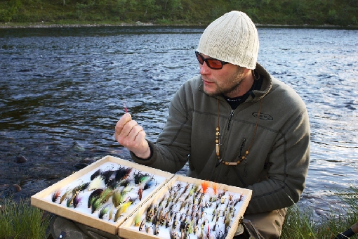 Na rzece Utsjoki, w skrzynce przynęt muchowych znajdzie się zawsze odpowiednia muszka do wędkowania.
