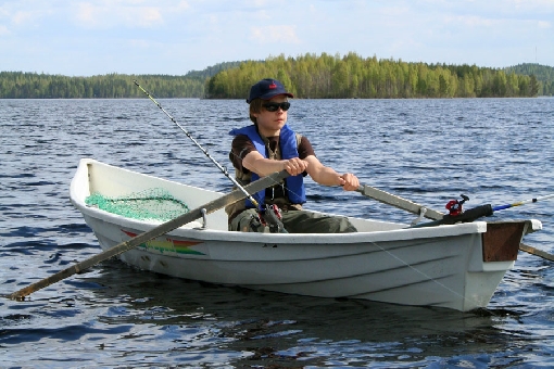 Trollingowanie z łódki wiosłowej należy do najbardziej tradycyjnych metod połowu ryb.