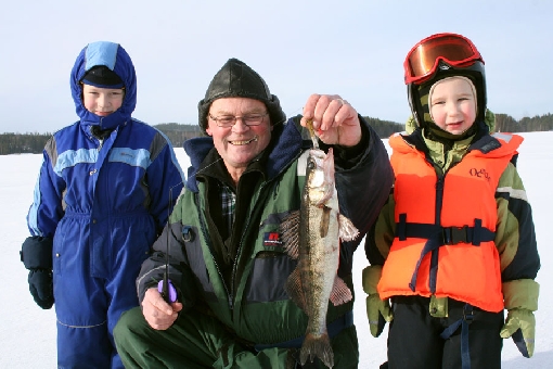 Organizacje rybackie zachęcajają młodych ludzi do uprawiania wędkarstwa.