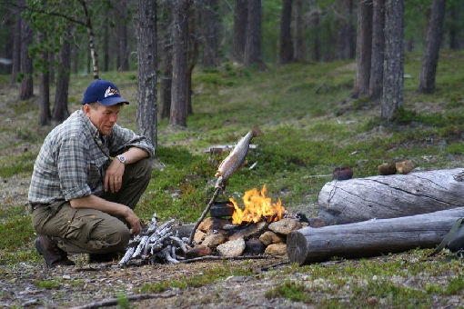Świeżo złowiona troć smażona na patyku nad ogniskiem, to najlepszy pomysł na posiłek w dzikiej naturze.