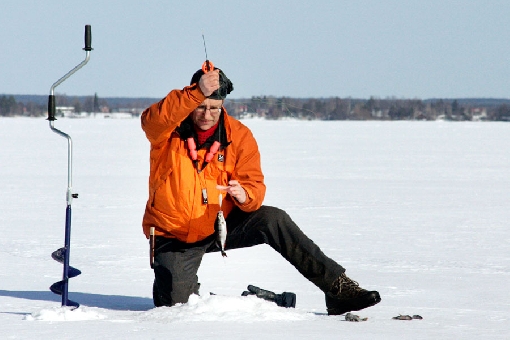 Lappajärven selkäpakoilta pilkiltään maaliskuussa kookasta ahventa 3-4 metrin syvyydestä. 