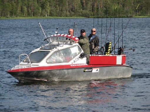 Vetouisteluun on tarjolla laajat lupa-alueet Muojärvellä ja Kuusamojärvellä.