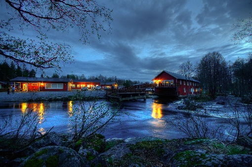 Le fleuve Merikarvianjoki propose de bons services touristiques de pêche.