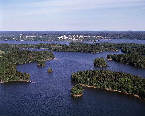 Ausblick über den See Lohjanjärvi, im Hintergrund die Stadt Lohja.