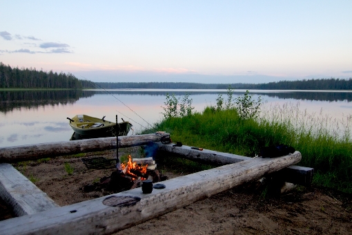 There is a place for campfire by the water area of Kokalmus in Hossa.