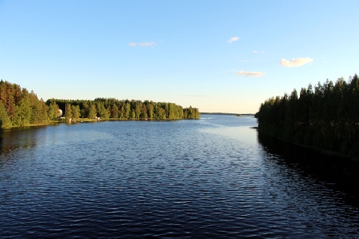 Les lacs situés à la même hauteur sont séparés par le court canal de Sävianvirta