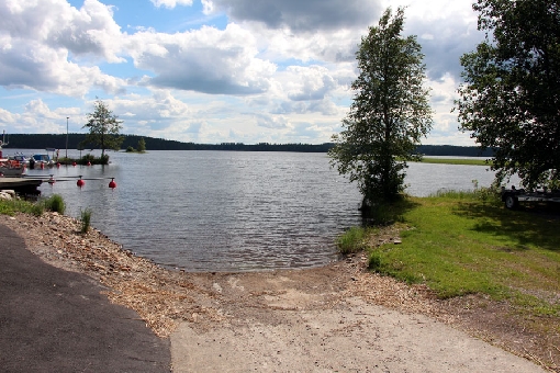 Kivijärven kirkonkylän venesatamassa on löytyy luiska veneen laskua varten.