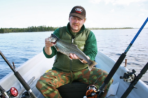 La amplia zona de Kasariselkä en el lago Inarijärvi es buen lugar para el salvelino.