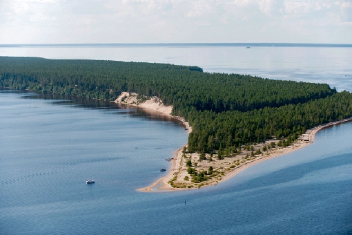 Die Insel Ärjänsaari mit ihren hohen Sandbänken, ein gut sichtbares Wahrzeichen des Oulujärvi.