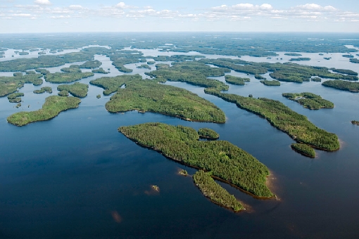 В центральной части озера Пуула широкий архипелаг с многообразной природой.