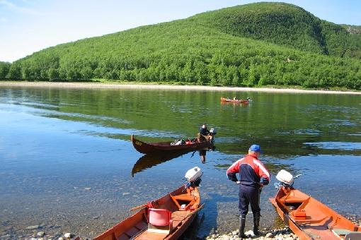 С традиционного места отплытия в порядке очереди отправляются на рыбалку.