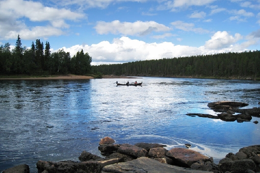 Łowienie łososia metodą trollingową z łódki wiosłowej, jest główną formą wędkowania na szlaku wodnym 