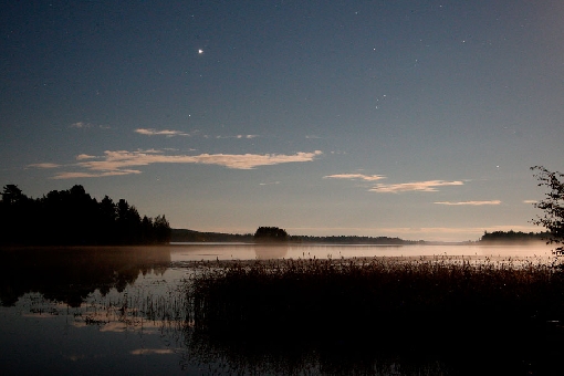 Jupiter lyser över insjö-Finlands fiskevatten. Vasaralahti, Hyötiäinen.