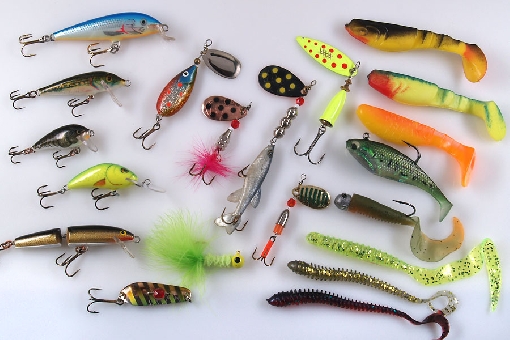 Perch lures. Left vertical row: Rapala Team Esko, Rapala Original, Rapala Mini Fat Rap, Salmo Hornet, Rapala Jointed and Räsänen. Spinners from left: Bete Lotto, KUF, Kuusamo Spinner, Vibrax and Kuusamo Volfram Spinner. In the right: different kind of soft plastics. Undermost in the middle: Rohmu Leech.