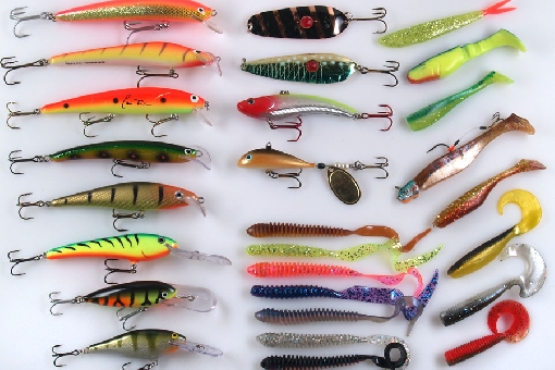 Zander lures for trolling and jigging. Left vertical row: Nils Master Invincible, Grosari, Bomber Long ”A”, Merimetso, Jesse, Rapala Trolls To Minnow, Nils Master Haka and Rapala Shad Rap. In the middle: Räsänen, Kruunu, Storm Thunder Blade, weighet lure and different kind of worm soft plastics. In the right: soft bait assortment.