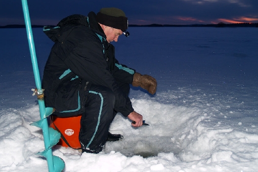 Wędkowanie spod lodu na miętusa. Jezioro Päijänne.