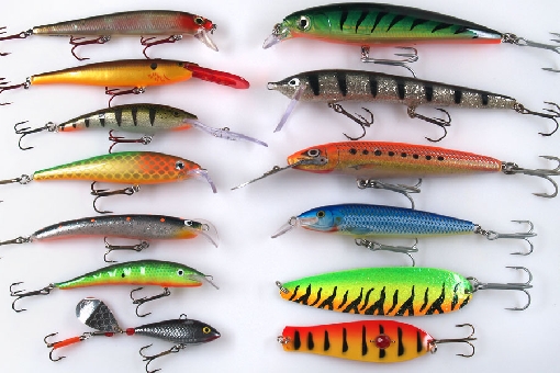 Trolling lures for zander and pike. Left vertical row: Storm Thunder Stick, Rapala Minnow Rap, Rapala Deep Tail Dancer, Jesse, Merimetso, Räppäri and Kuusamo Painouistin. In the right: Rapala X-Rap, Nils Master Invincible, Rapala CountDown Magnum, Rapala Floating Magnum, Vetopelti and Professor. 