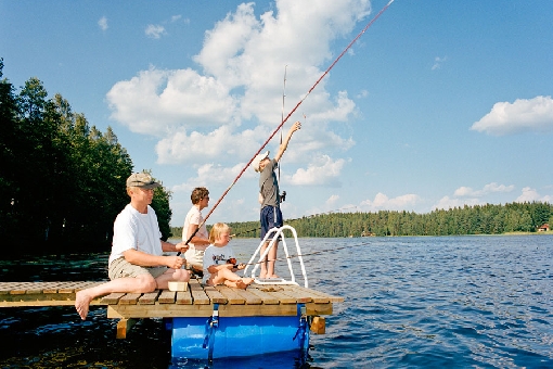 Das Angeln mit Haken und Leine eignet sich als Urlaubsvergnügen für die ganze Familie. Der See Niemisjärvi, Hankasalmi.