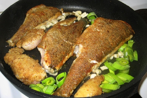 La perche grillée, accompagnée d'œufs de poisson, de poireau et d'ail, une spécialité qui fond dans la bouche.
