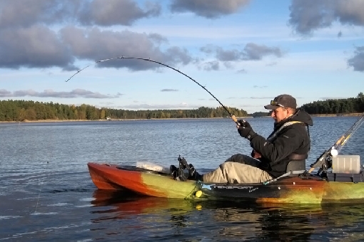 Le kayak est un bon accessoire pour la pêche au lancer dans les criques protégées. Nauvo.