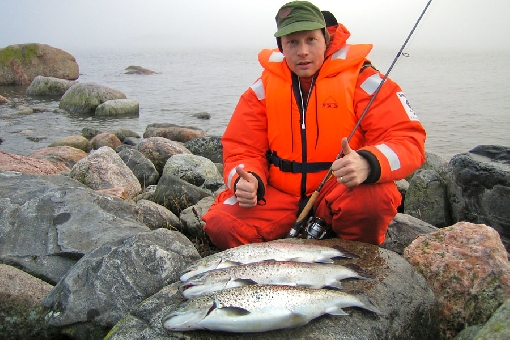L'automne est une bonne période pour pêcher la truite de mer. Le golfe de Finlande.
