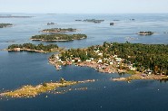 Ein Blick über die Schären von Hamina im Finnischen Meerbusen. (Lentokuva Vallas)