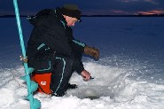 Pesca della bottatrice sul ghiaccio, Lago Päijänne.  (Jari Tuiskunen)